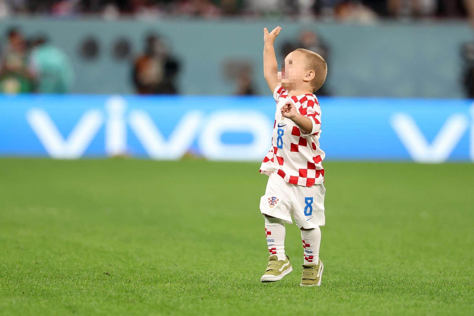 Sin Matea Kovačića nosi četkicu za zube