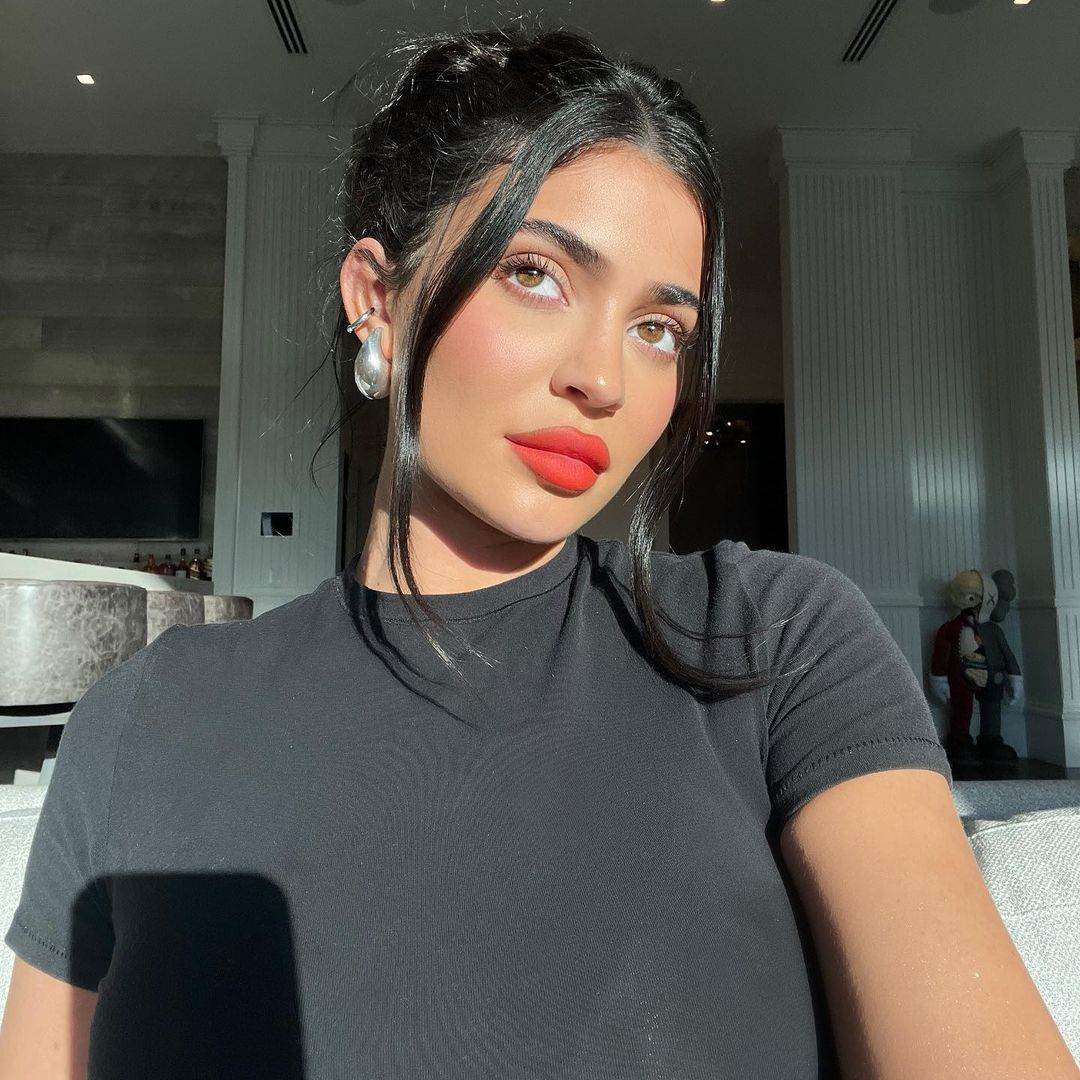 Kylie Jenner nosi Bottega Veneta srebrne naušnice