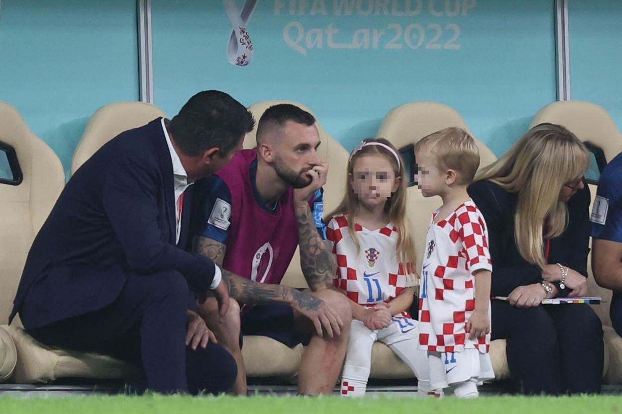 Marcelo Brozović s djecom u Katru