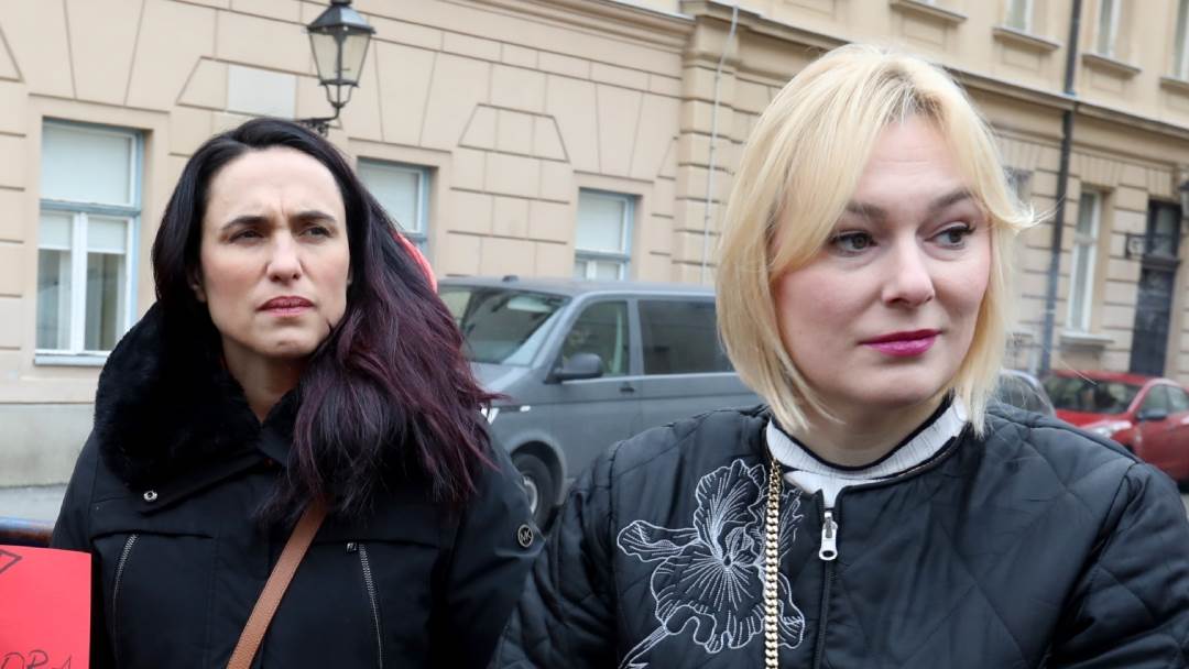 Marijana Mikulić i Petra Božić na prosvjedu obitelji djece s poteškoćama u razvoju i osoba s invaliditetom