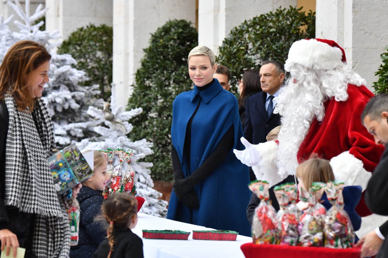 Princeza Charlene i princ Albert s djecom na božićnom događanju