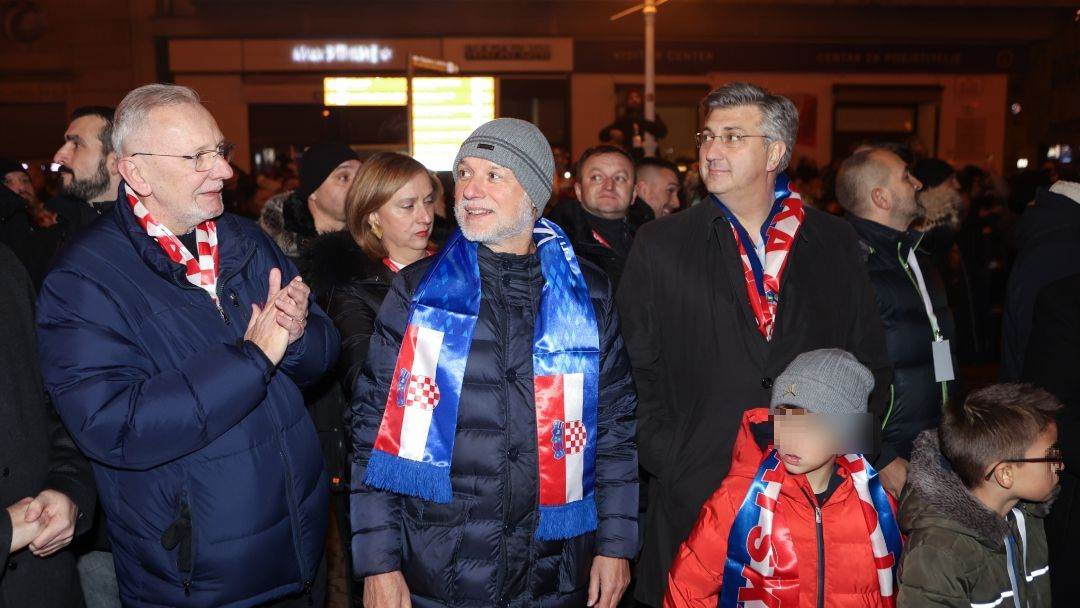 Andrej Plenković sa sinom na dočeku Vatrenih