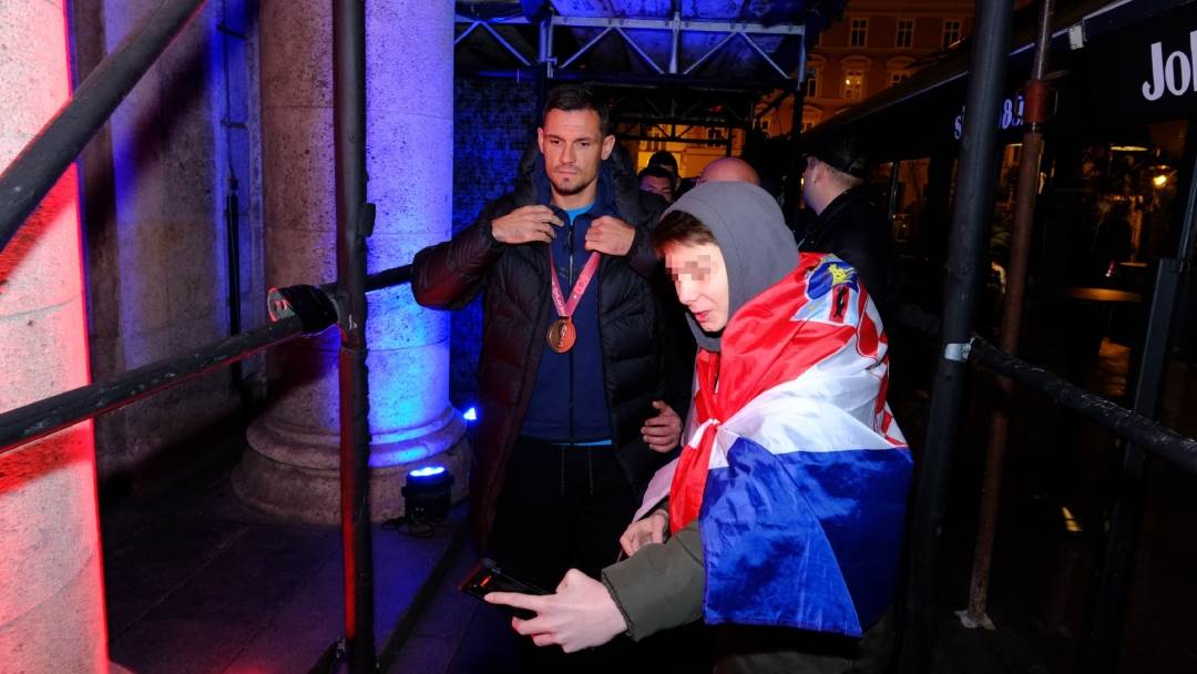 Dejan Lovren se fotografirao s navijačima