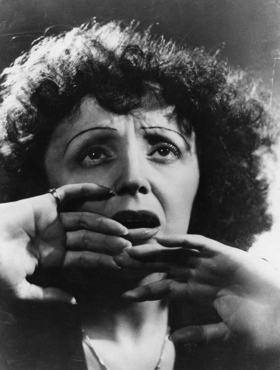 Edith Piaf izvodi pjesmu