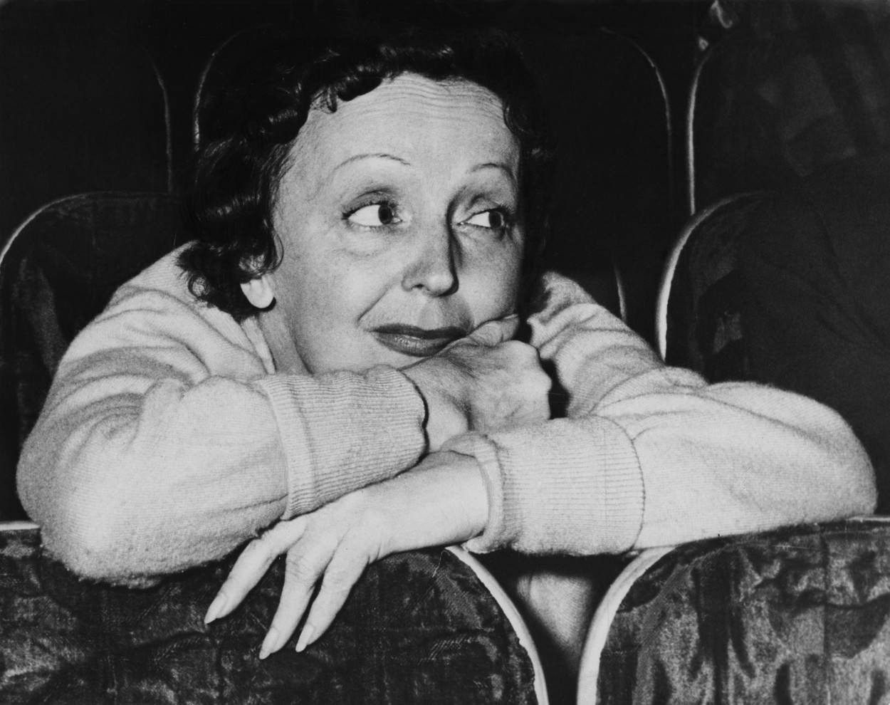 Edith Piaf leži na kauču
