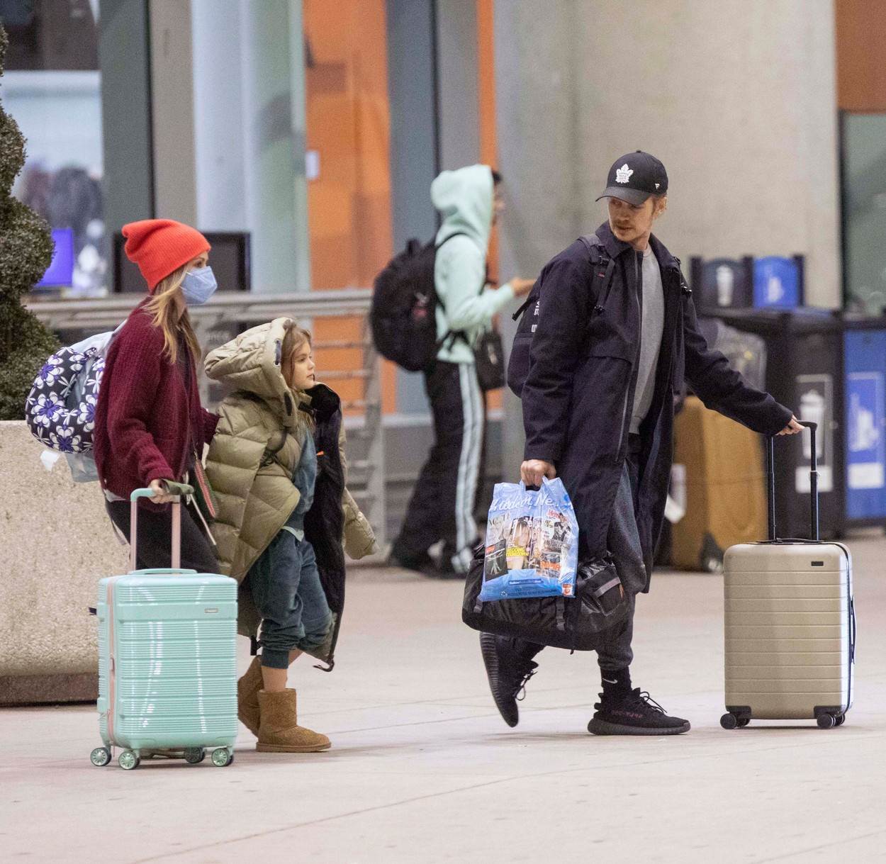 Rachel Bilson i Hayden Christensen s kćeri na aerodromu u Torontu