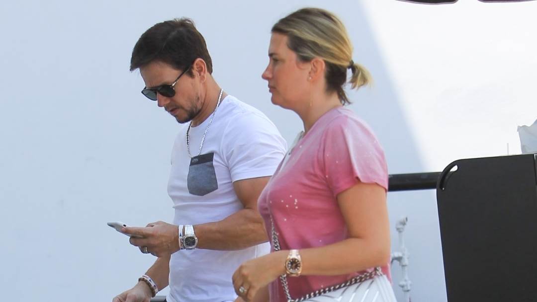 Rhea Durham i Mark Wahlberg hodaju po ulici