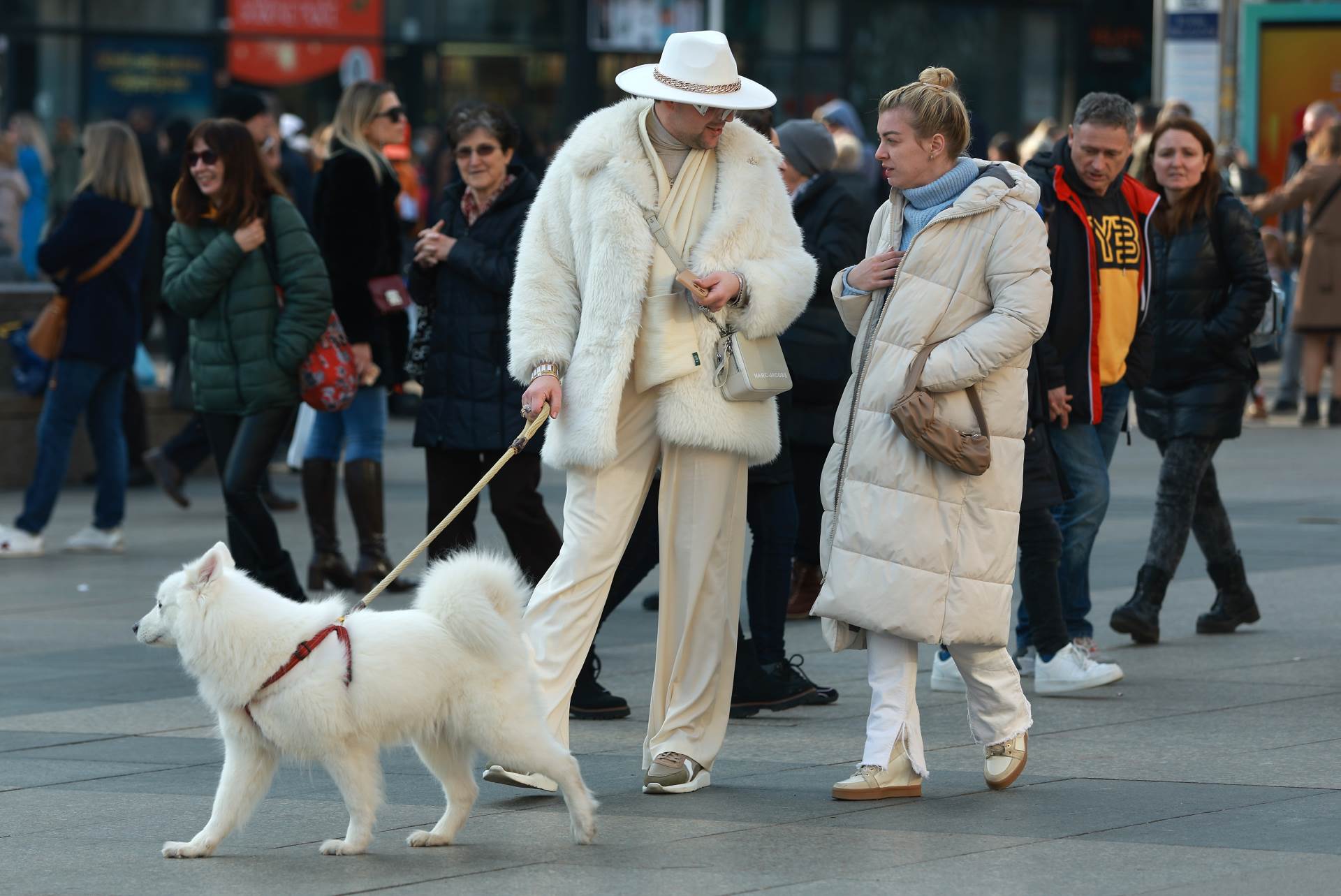 Par na Špici u bijelim outfitima