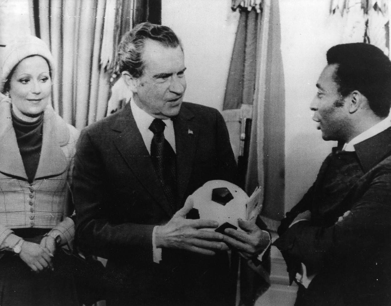 Richard Nixon je dao ostavku zbog afere Watergate