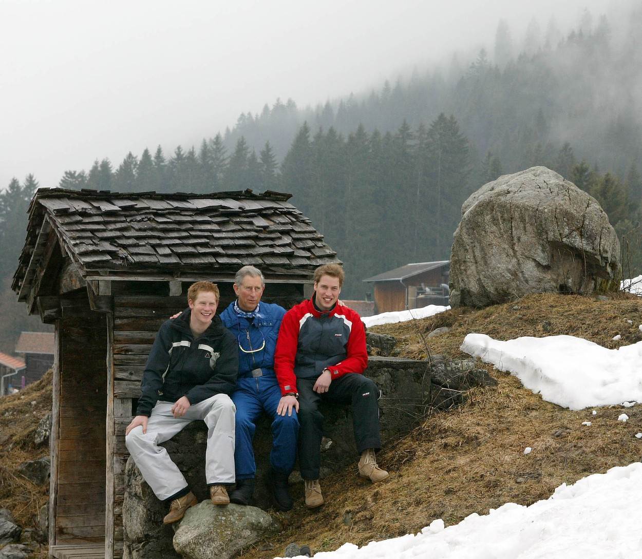 Princ Harry, kralj Charles i princ William na skijanju u Klostersu 2002. godine