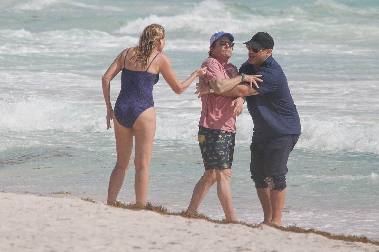 Michael J. Fox na plaži u invalidskim kolicima