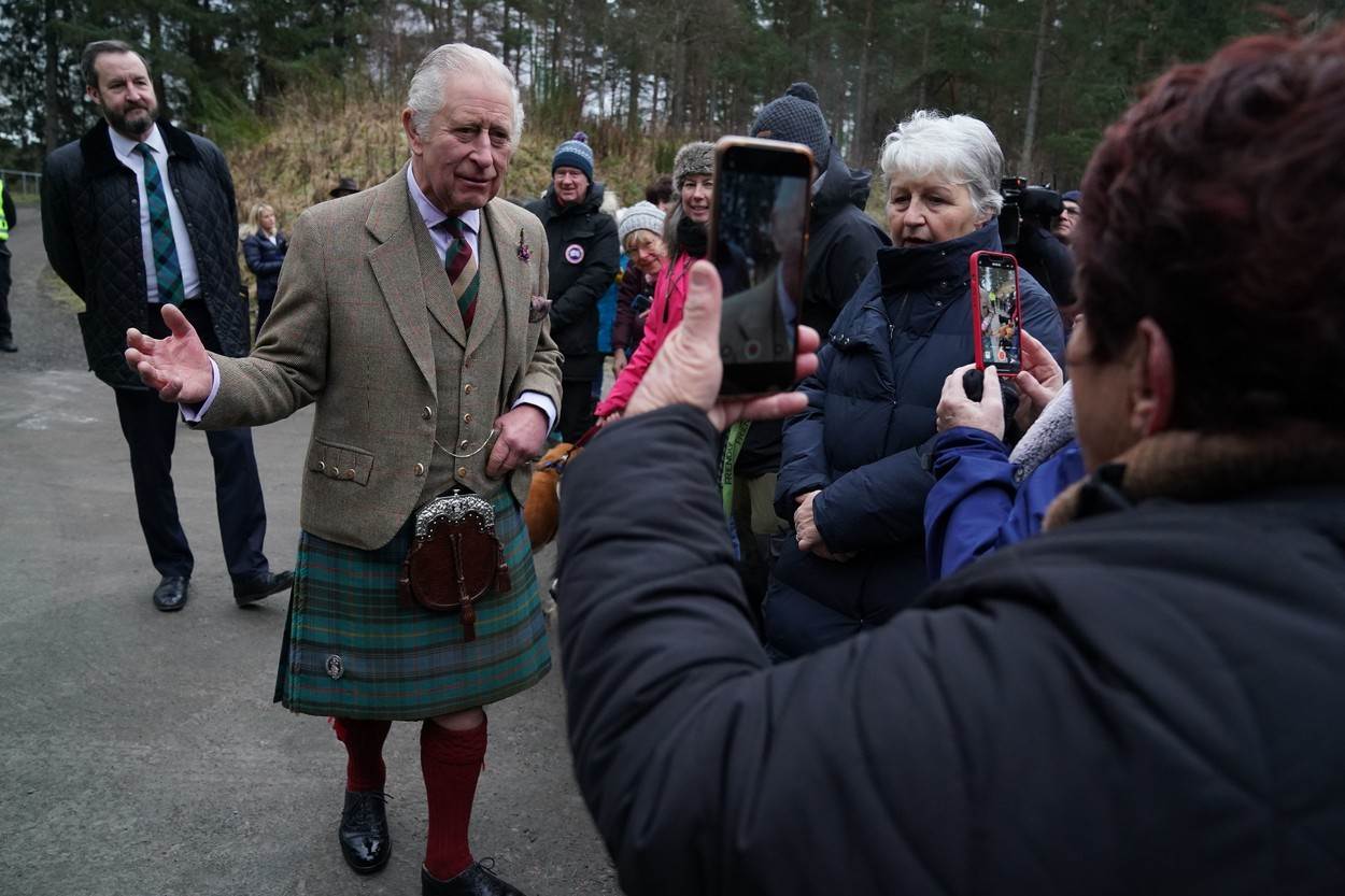 Kralj Charles nosio je kilt sa sličnim kariranim uzorkom kao na kaputu Kate Middleton