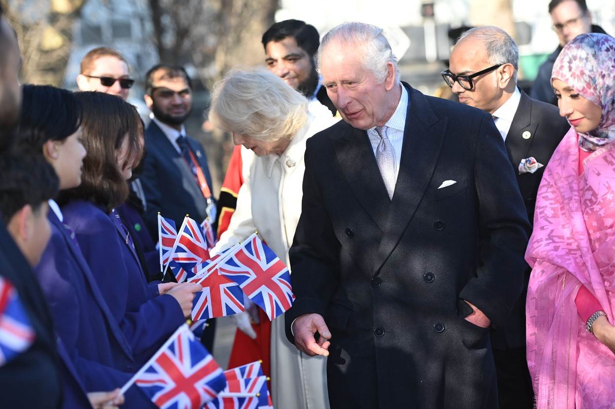 Kralj Charles i Camilla Parker Bowles u posjetu džamiji