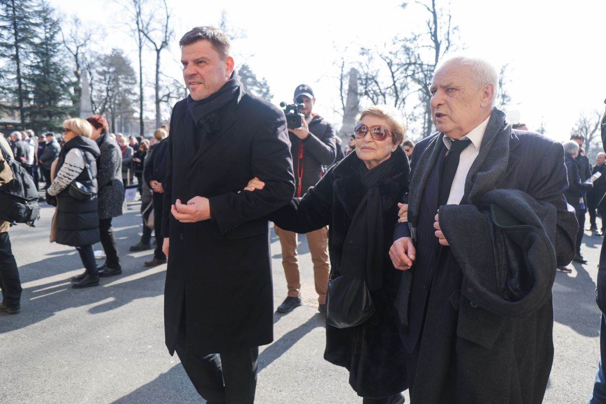 Miroslav Blažević Junior s tetkom Jozefinom na Ćirinom sprovodu
