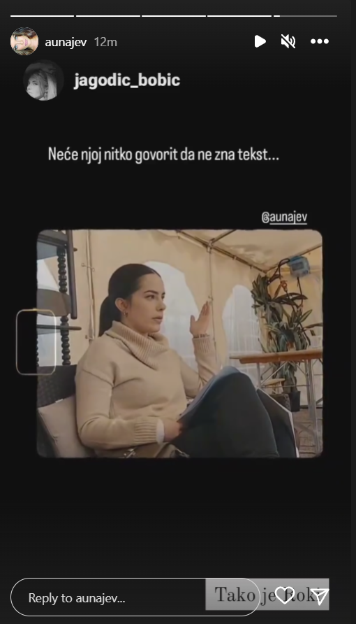 Ana Uršula Najev uči tekst na snimanju