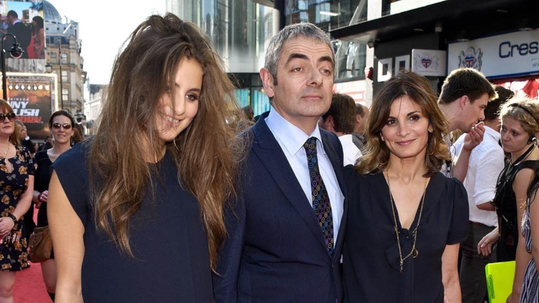 Rowan Atkinson i Lily Sastry