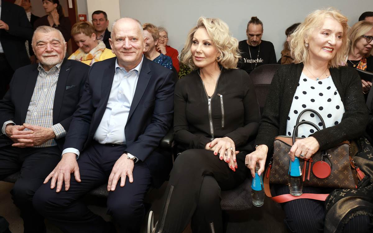 Stipe Mesic, Nikica Gabric, Lepa Brena i njezina sestra Faketa Stojanovic.jpg