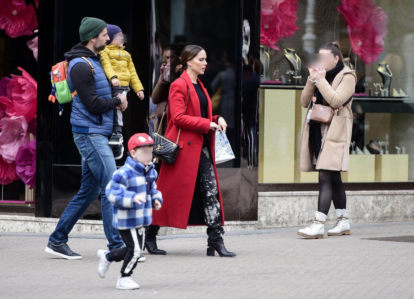 Vedran Ćorluka i Franka Batelić sa sinom na zagrebačkoj špici