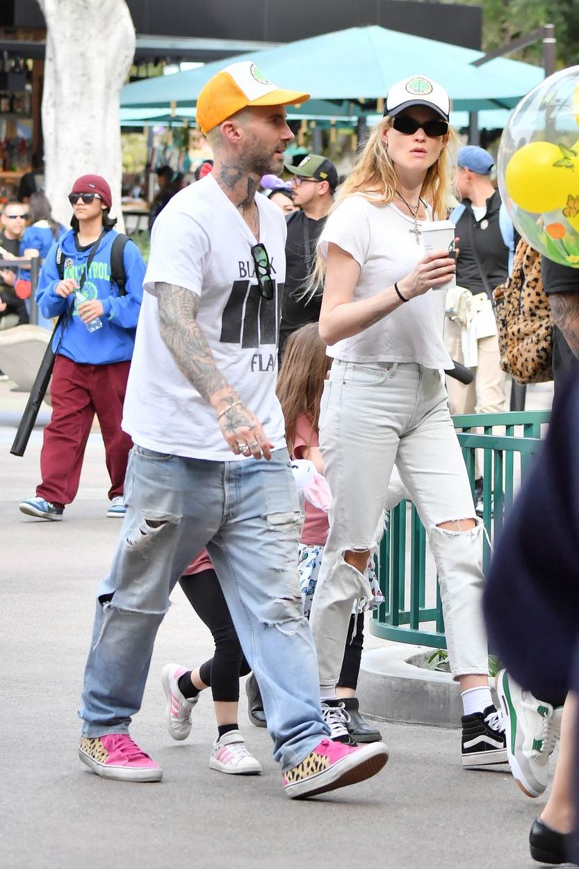 Adam Levine i Behati Prinsloo u Disneylandu