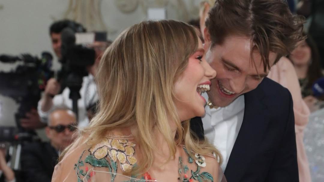 Suki Waterhouse i Robert Pattinson na Met Gali 2023. godine