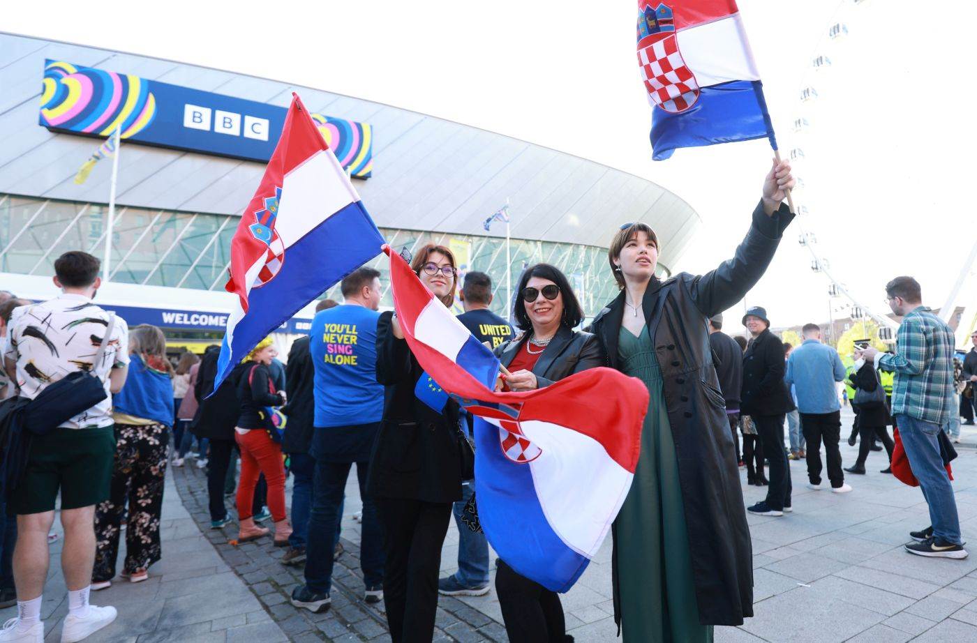 Marija Maljevac, Vera Prodanović i Mara Prodanović navijaju u Liverpoolu