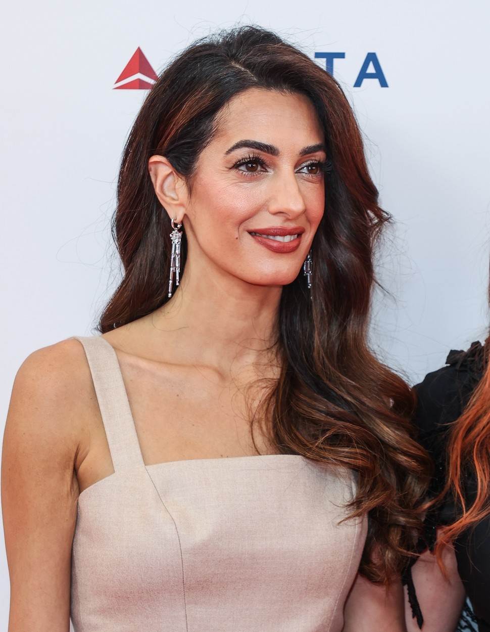 Amal Clooney na crvenom tepihu u kombinezonu