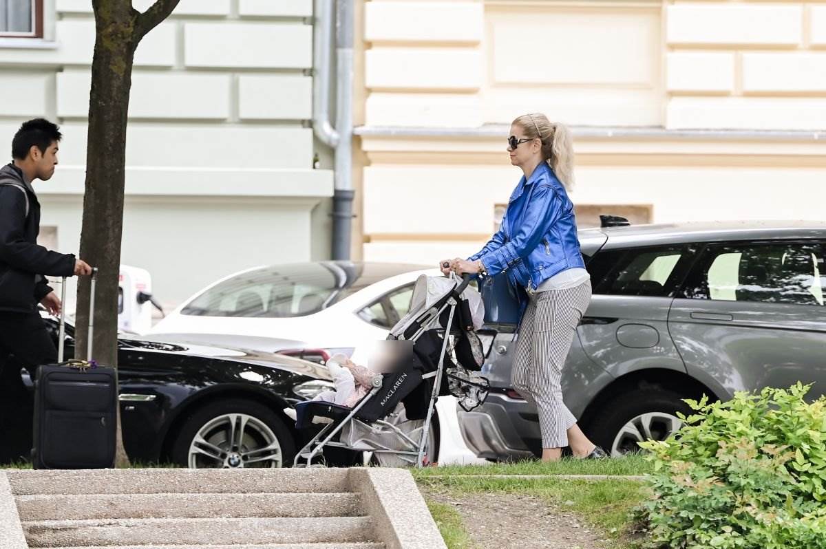 Vjekoslava Huljić u šetnji s unučicom Albom Grašo