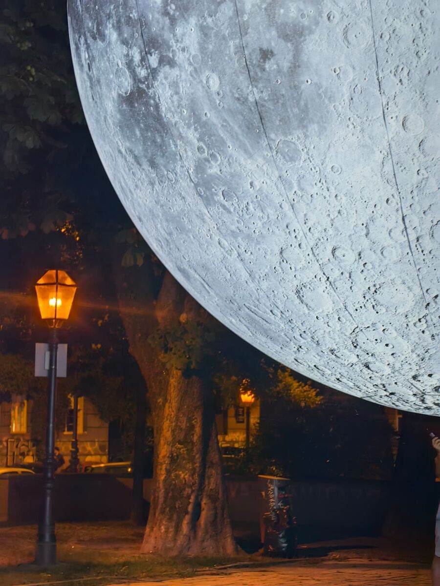 Huawei Touch the Moon instalacija_pripreme (1).jpg
