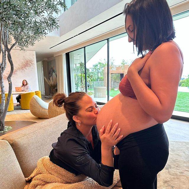 chrissy teigen dobila dijete