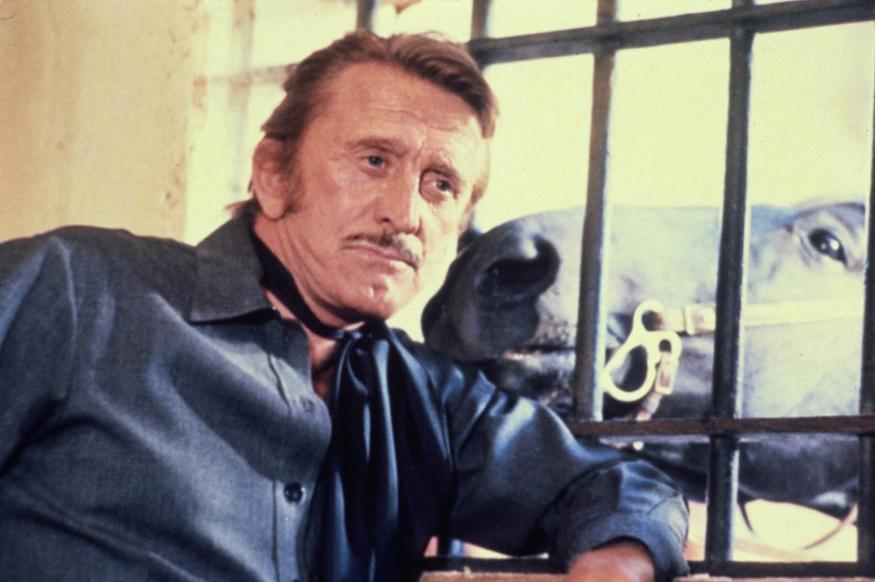 Kirk Douglas u filmu The Villain