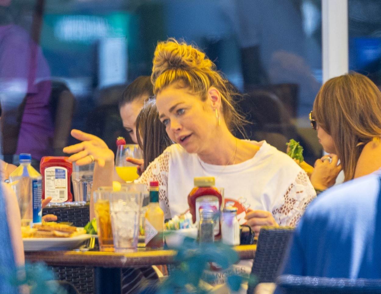 Denise Richards na večeri u ležernom izdanju