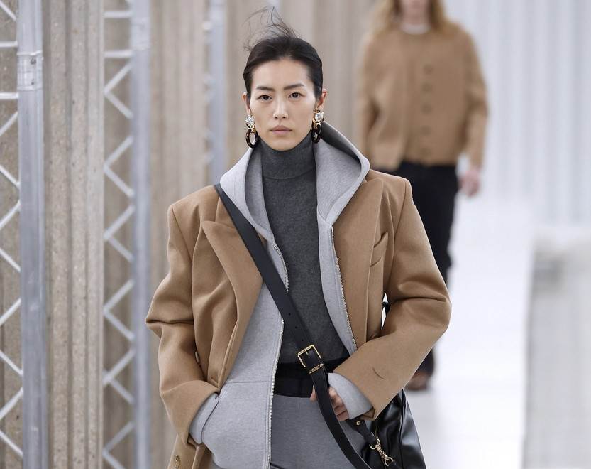 Miu MIu FW23 sivi džemper trend