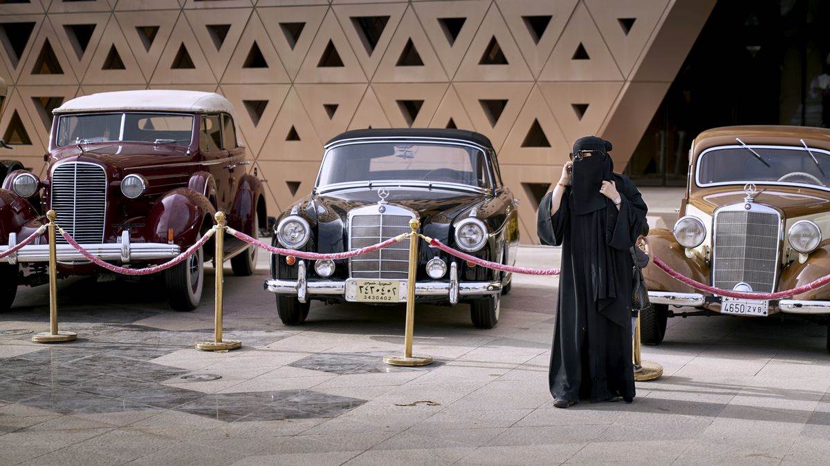 Inside Saudi Arabia - Carshow.jpg