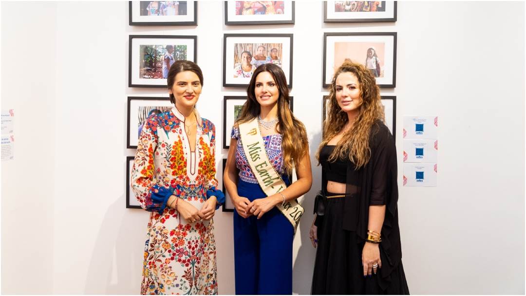 na izložbi u Beču s Nadeen Ayoub, Miss Earth 2022., i Paris Taheri, ICDO ambasadoricom