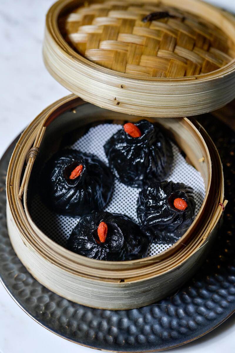 4_Xiao Long Bao sa svinjetinom, crnilom od sipe i goji bobicama.jpg