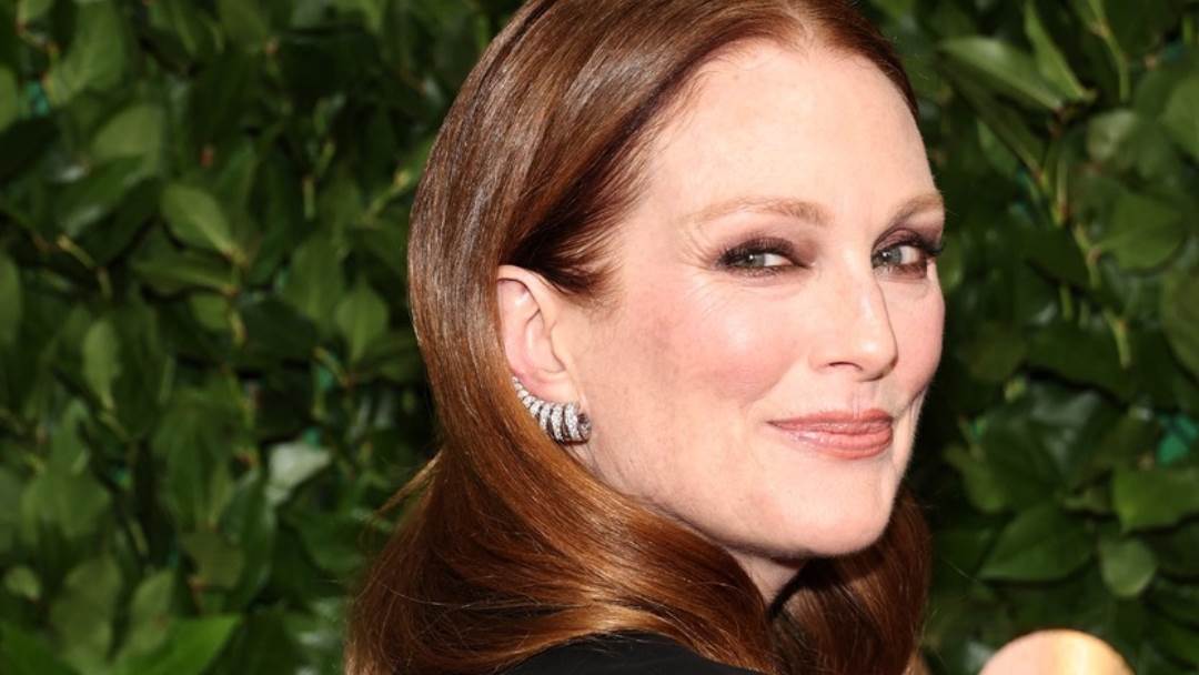 Julianne Moore u haljini s pelerina rukavima