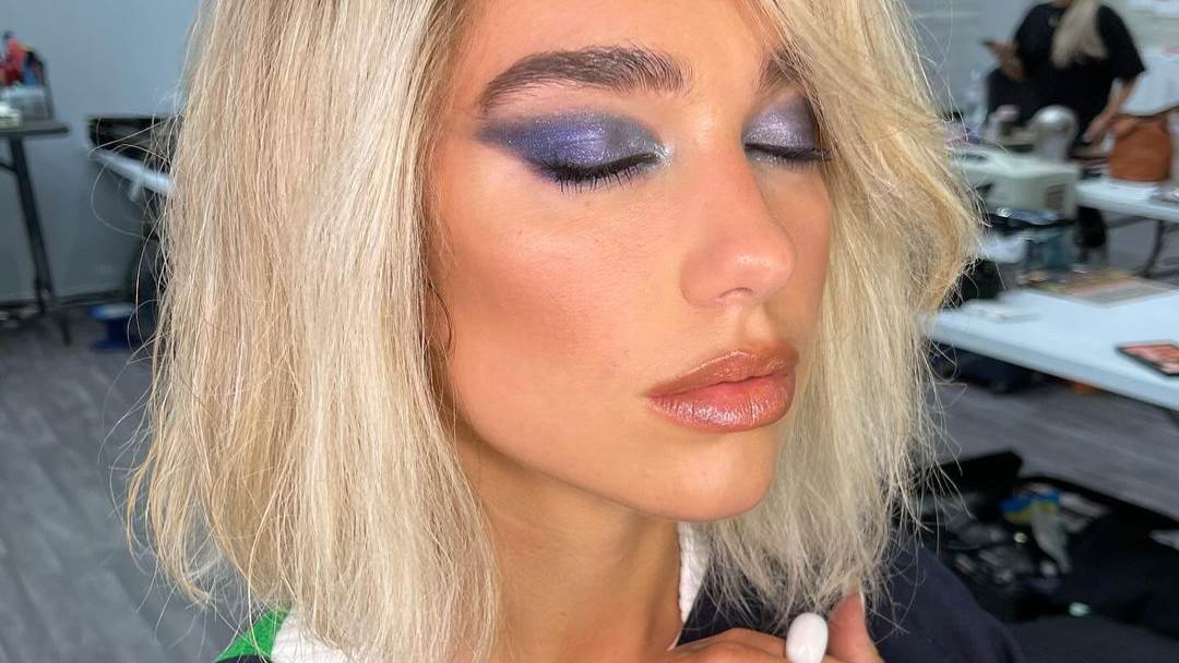 Dua Lipa nosi choppy plavi bob
