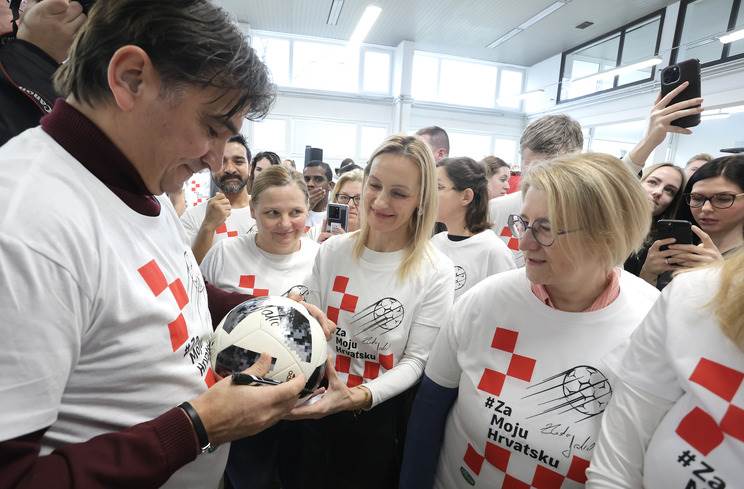 Zlatko Dalić potpisuje rekvizite zaposlenika Zvijezde - fotograf Ratko Mavar.jpg