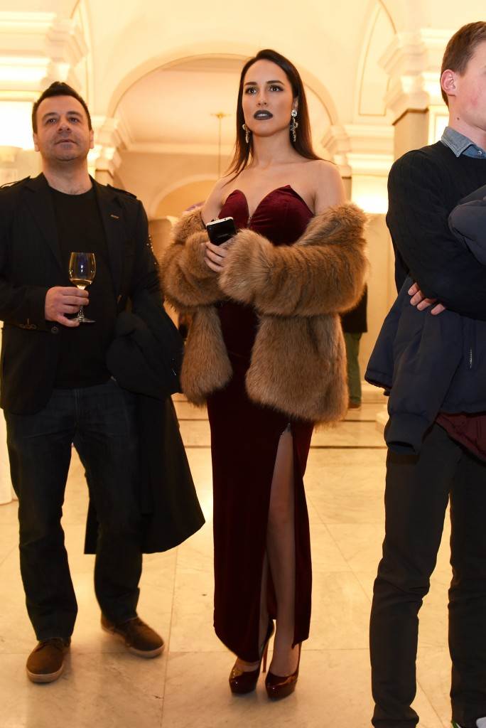Lana pokazala goli trbuh i brutalan izrez na haljini na premijeri obiteljskog filma
