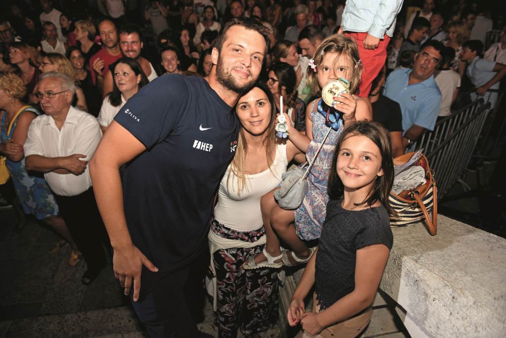 NJEŽNIJA STRANA ZLATNE MEDALJE Slavlje u zagrljaju najmilijih