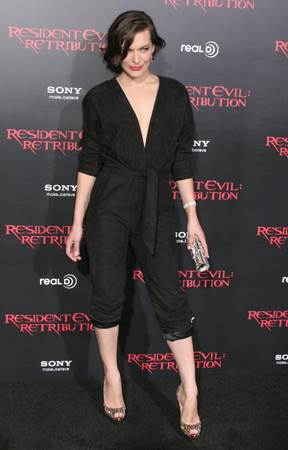 Jednostavan crni kombinezon za Millu Jovovich 