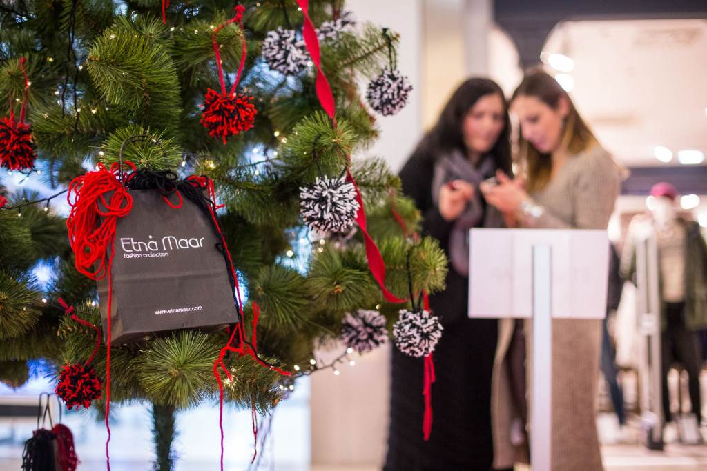 Poznati hrvatski dizajneri okitili božićne jelke u West Gate Shopping Cityju