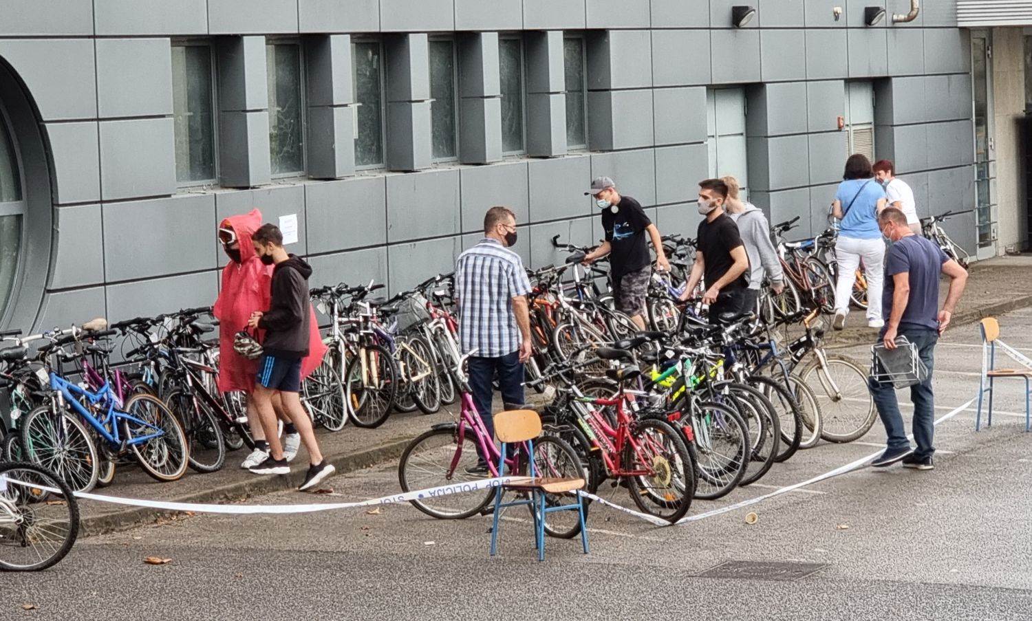 MOBITELI, BICIKLI, LAPTOPI, TORBE Bili smo na javnoj prodaji u policijskoj upravi Zagrebačkoj