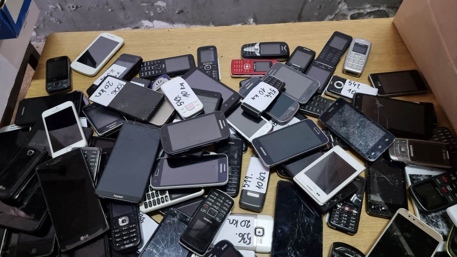 MOBITELI, BICIKLI, LAPTOPI, TORBE Bili smo na javnoj prodaji u policijskoj upravi Zagrebačkoj