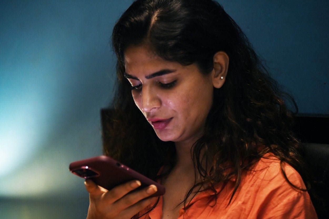 Djevojka zena pametni telefon zlostavljanje.jpg