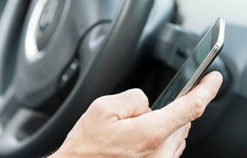 DISTRAKCIJA UBIJA SVE VIŠE LJUDI Mobitel i upravljač vozila ne idu zajedno