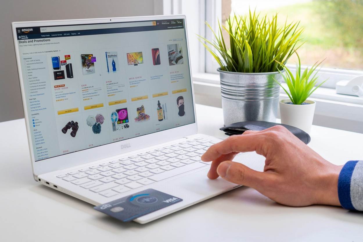 RASTU LI ILI PADAJU PRIHODI Meta (Facebook) i druge tech tvrtke