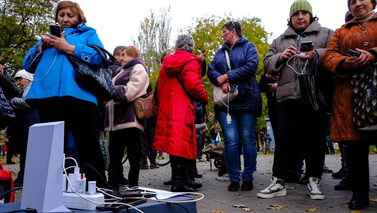 Ukrajina Herson punjenje mobitela generator (2).jpg