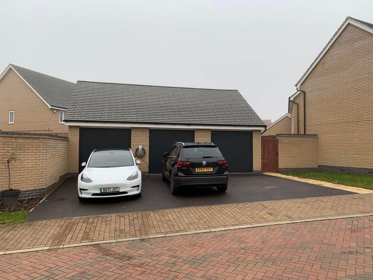 punjenje električnog vozila ispred kuće.jpg