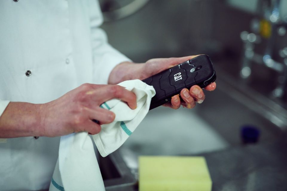 POTPUNO ANTIBAKTERIJSKI SMARTPHONE Mobiteli s naprednom antimikrobnom zaštitom